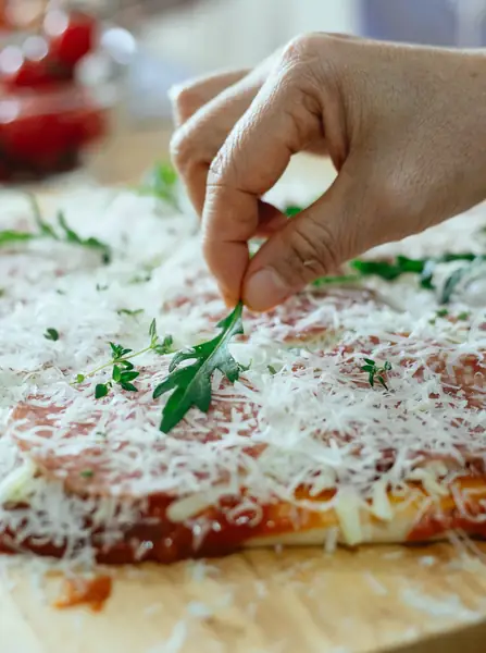 Aby upiec pyszną pizzę, nie potrzebujesz wcale specjalistycznego sprzętu ani drogiej mąki / Pexels