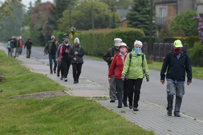 Łowicka pielgrzymka do Częstochowy w Budziszewicach. Pielgrzymi na drodze