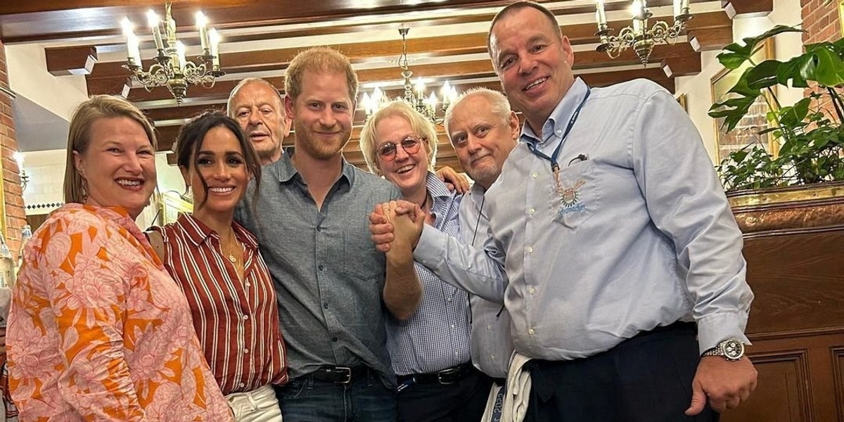 Meghan Markle i Harry wraz z ekipą wpadli do jednego z barów w Dusseldorfie.