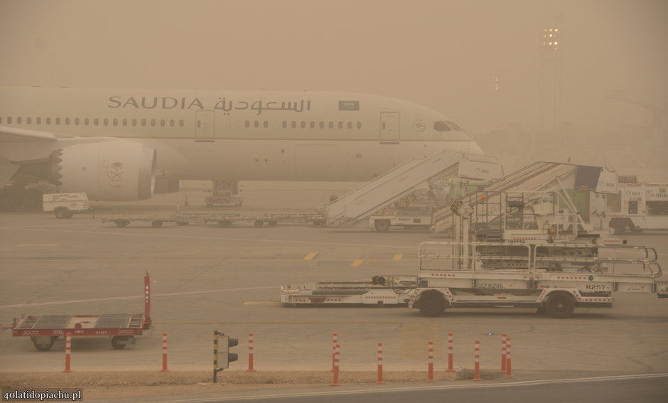 Lotnisko w Rijadzie często nawiedzają burze piaskowe.