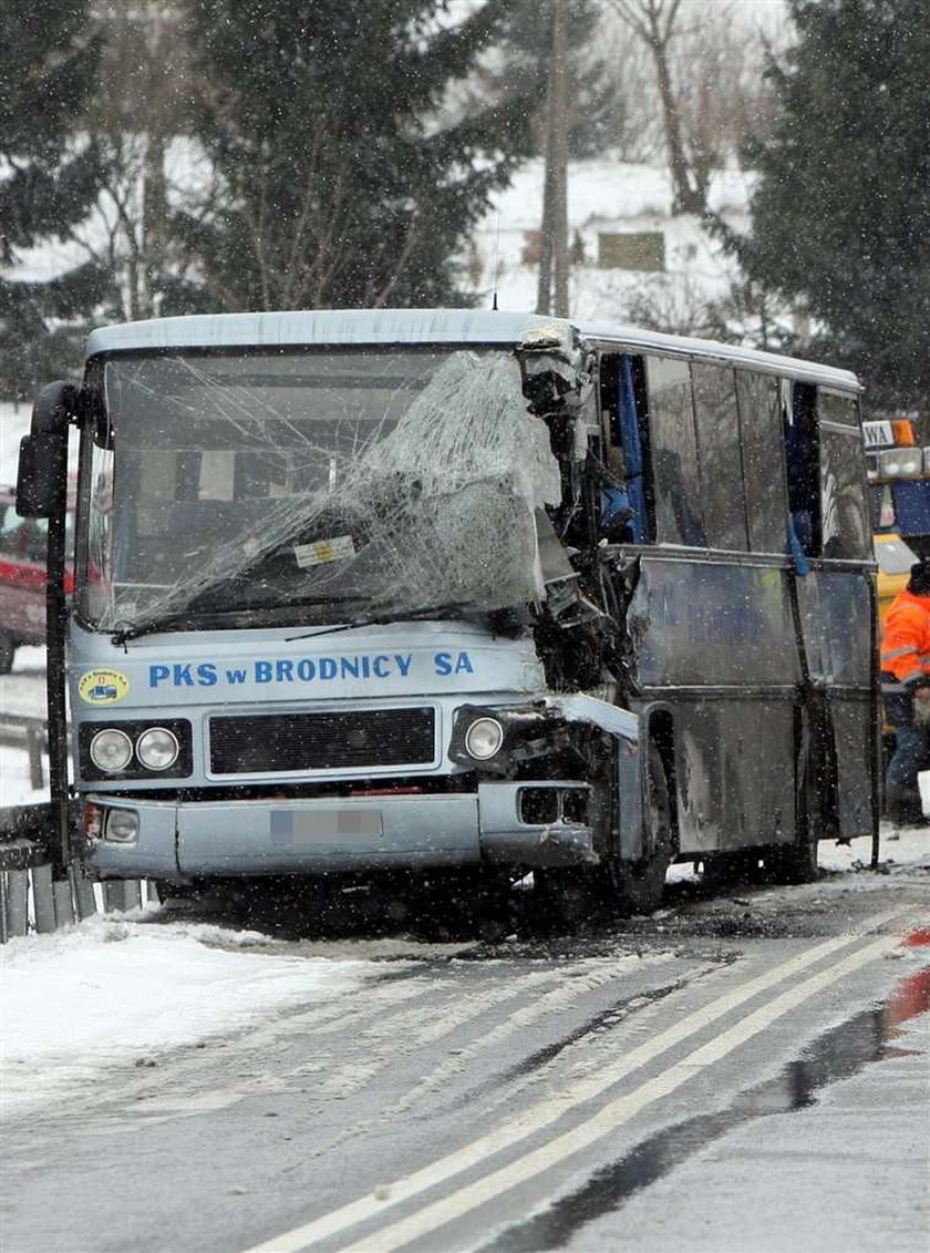 Zderzenie autobusu z TIR-em. 7 osób rannych! FOTO