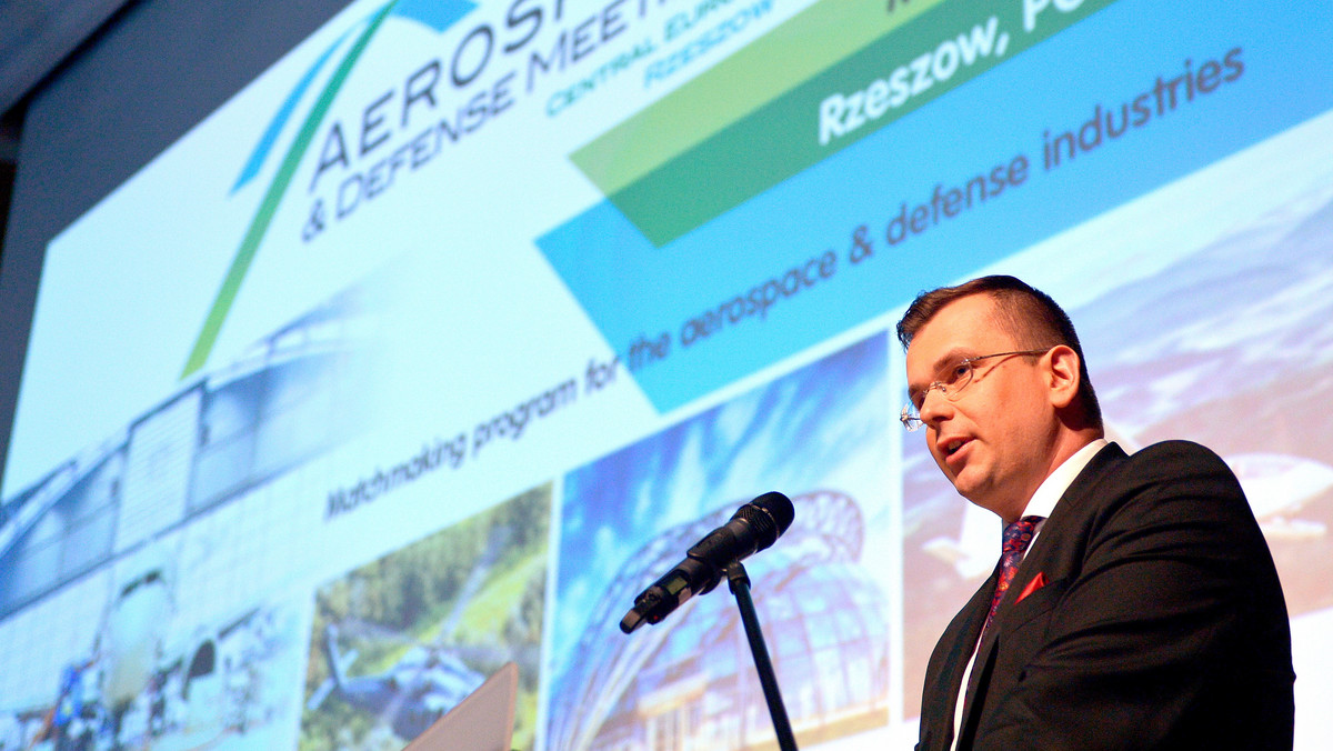 Wczoraj w Jasionce rozpoczęły się targi lotnicze Aerospace &amp; Defense Meetings Central Europe. Otwierając imprezę, wiceminister rozwoju Adam Hamryszczak podkreślił, że przemysł lotniczy w Polsce należy do najnowocześniejszych na świecie. W targach bierze udział ponad 160 firm z 25 krajów. Wśród nich są takie koncerny, jak Pratt&amp;Whitney, Lockheed Martin, Airbus, Safran czy Polska Grupa Zbrojeniowa. Impreza potrwa do jutra.