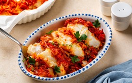 ryba-po-grecku-z-prl-warstwowa-wyrazista-i-zawsze-przygotowana-z-wyprzedzeniem