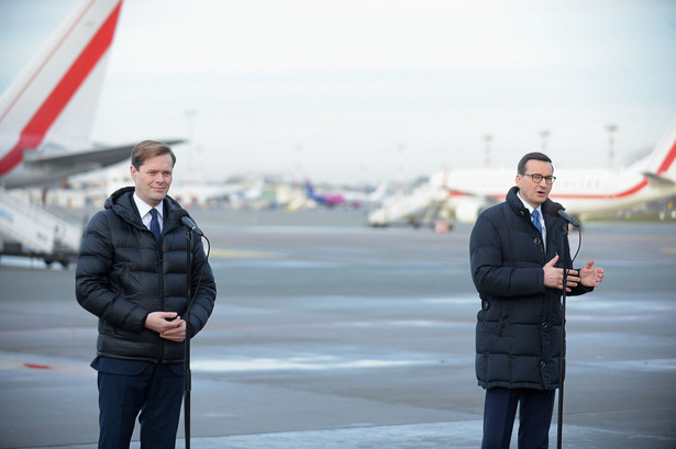 Premier Mateusz Morawiecki (P) i poseł PiS Jarosław Krajewski (L)