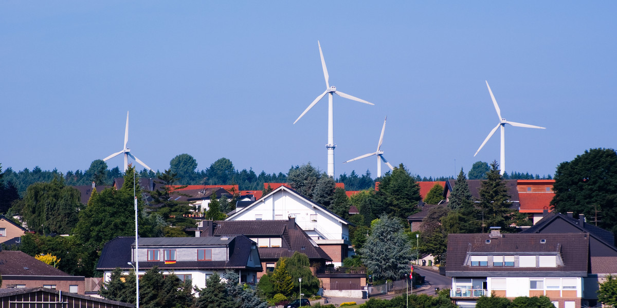 Blisko domów wiatraków budować nie można, ale nowe przepisy umożliwią udział mieszkańców w inwestycjach w farmy wiatrowe na terenie ich gminy
