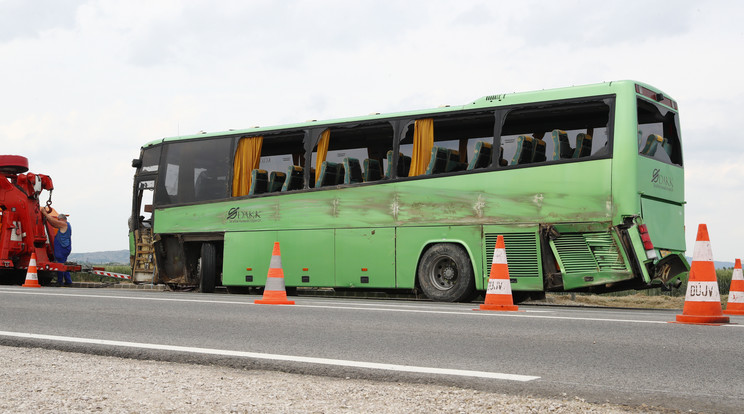 Buszbaleset / Fotó: Fuszek Gábor