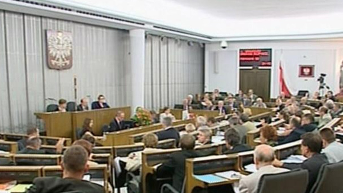 Senat w środę po godz. 11 rozpoczął dwudniowe posiedzenie, podczas którego zajmie się m.in. nowelizacją ustawy o SKOK-ach, która ma zwiększyć bezpieczeństwo wkładów zdeponowanych w kasach poprzez objęcie ich gwarancjami Bankowego Funduszu Gwarancyjnego.