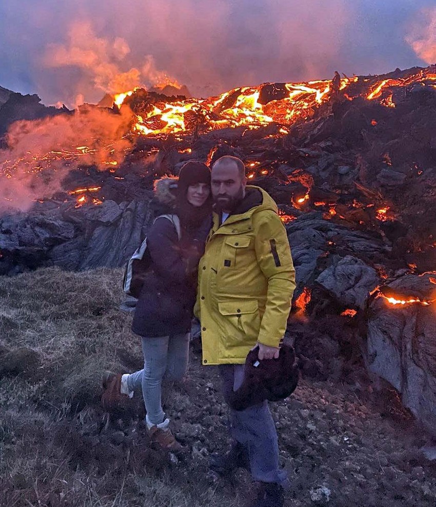 Petar Štakić i njegova supruga Rada u podnožju vulkana