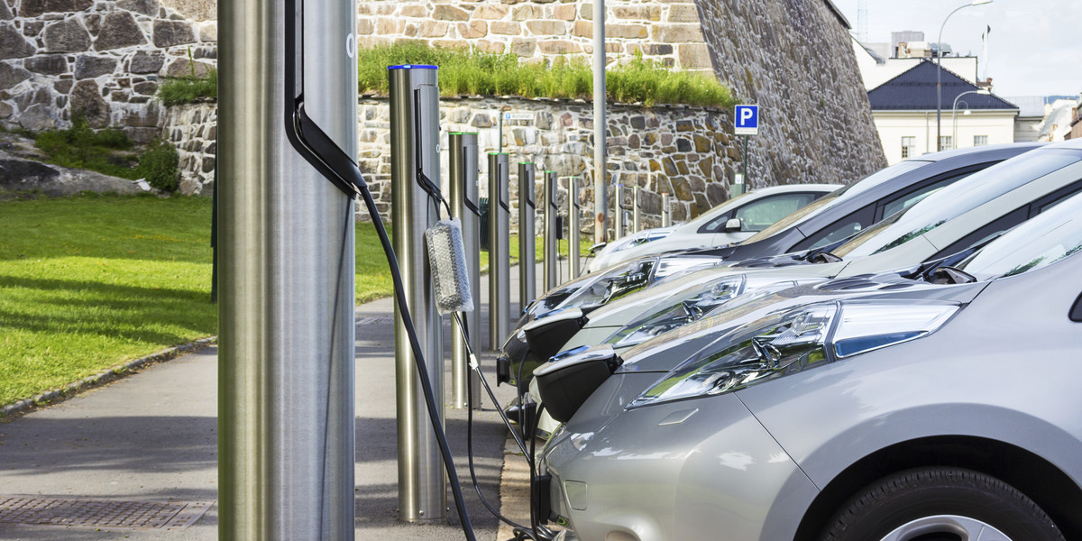 Masz dom jednorodzinny? Samochód elektryczny może przynieść duże oszczędności względem benzyniaków. Ci, którzy muszą ładować elektryka na stacji mają inne doświadczenia