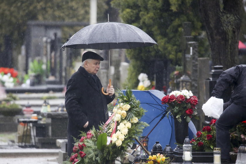 Święta Jarosława Kaczyńskiego zaczynają się na cmentarzu