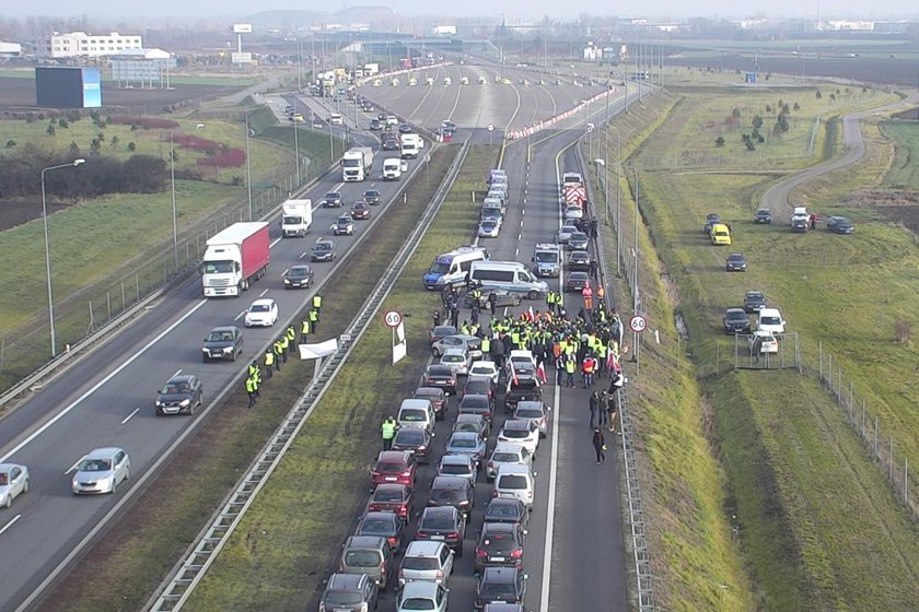 Rolnicy zablokowali autostradę A2