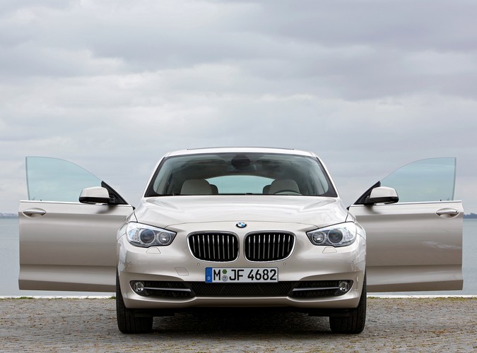 Ciekawy smaczek to stylowe drzwi bez ramek