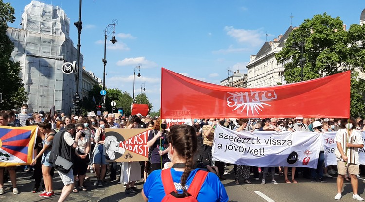 Tüntetés a Fudan ellen, és a Diákváros mellett