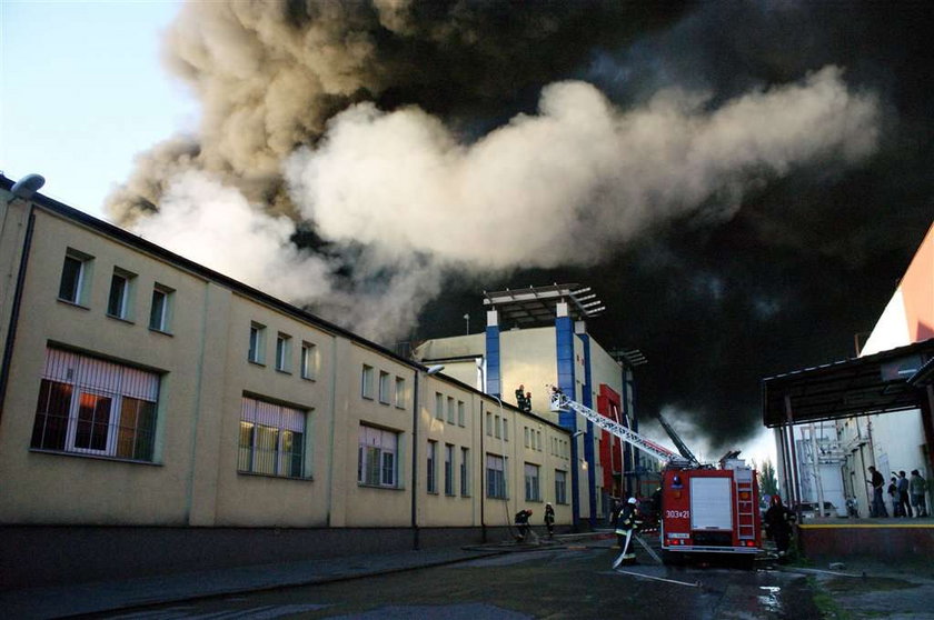 Pożar hali w fabryce folii