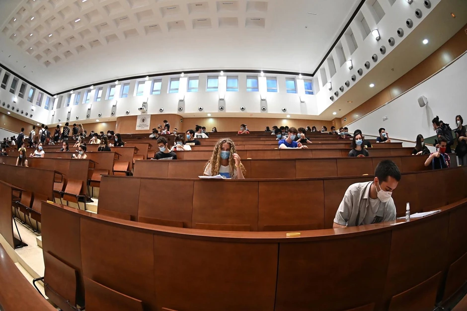 Poštovanje distance i nošenje maski trebalo bi da budu nepohodni prilikom polaganja ispita