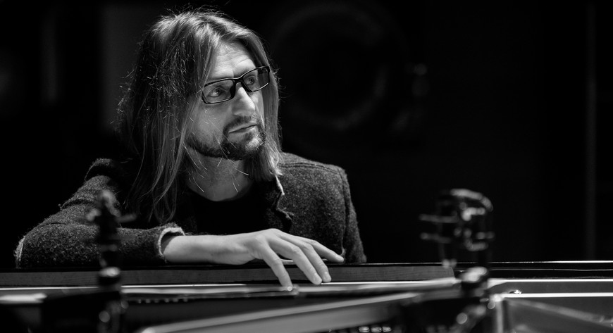 Leszek Możdżer zrewolucjonizował polski jazz, tworząc utwory będące mieszanką klasyki, improwizacji i eksperymentów. FOT. KATARZYNA STAŃCZYK