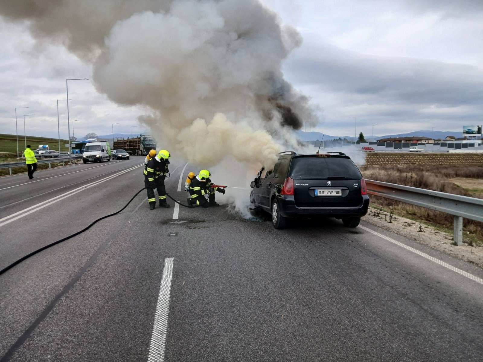 Trenčianski hasiči hasili horiace auto v Trenčianskej Turnej.