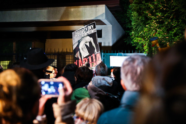 "Czarny protest" przed domem Jarosława Kaczyńskiego na warszawskim Żoliborzu