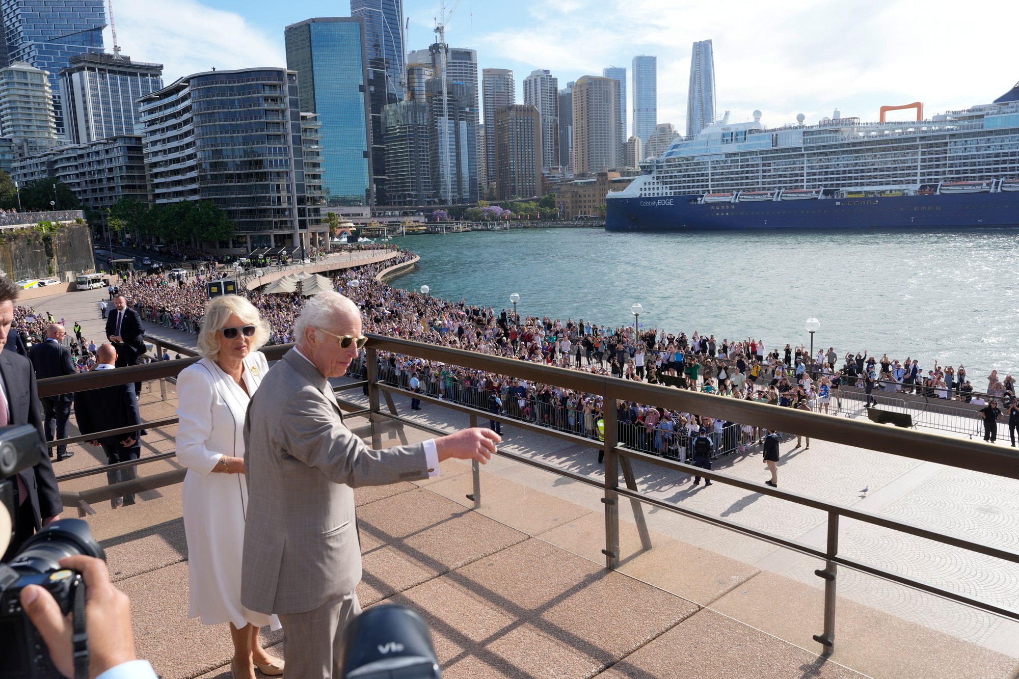 Britský kráľ Karol III. a kráľovná Camilla v Sydney.