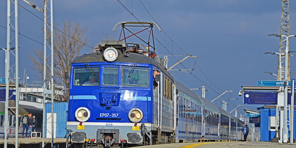 PKP Intercity obawiają się, że będą musiały kupić pociągi i obsługiwać sieć połączeń do CPK - pisze "PB".