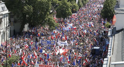 Marsz 4 czerwca w Warszawie. Gorąco przed Pałacem Prezydenckim. Ratusz podał wstępne szacunki frekwencji [NA ŻYWO]