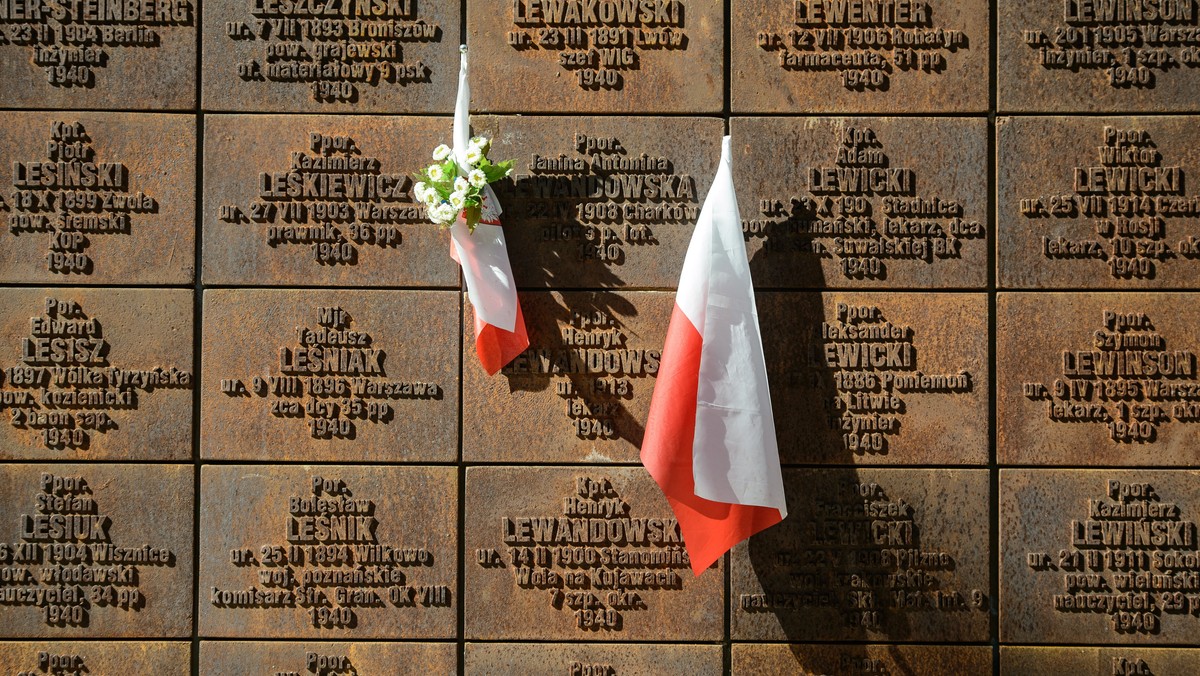 Instalację artystyczną składającą się z kilkunastu głazów, upamiętniających pomordowanych w Katyniu, Ostaszkowie, Miednoje, oraz zrzeźby, przedstawiającej głowę płaczącej kobiety odsłonięto w Kielcach podczas obchodów Dnia Pamięci Ofiar Zbrodni Katyńskiej.