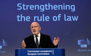Timmermans: Nie powinniśmy spowalniać w UE przejścia do OZE. Węgiel może być paliwem przejściowym