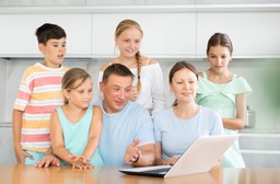 Karta Dużej Rodziny to zniżki nie tylko na przejazdy. Gdzie jeszcze można z niej skorzystać? [LISTA]