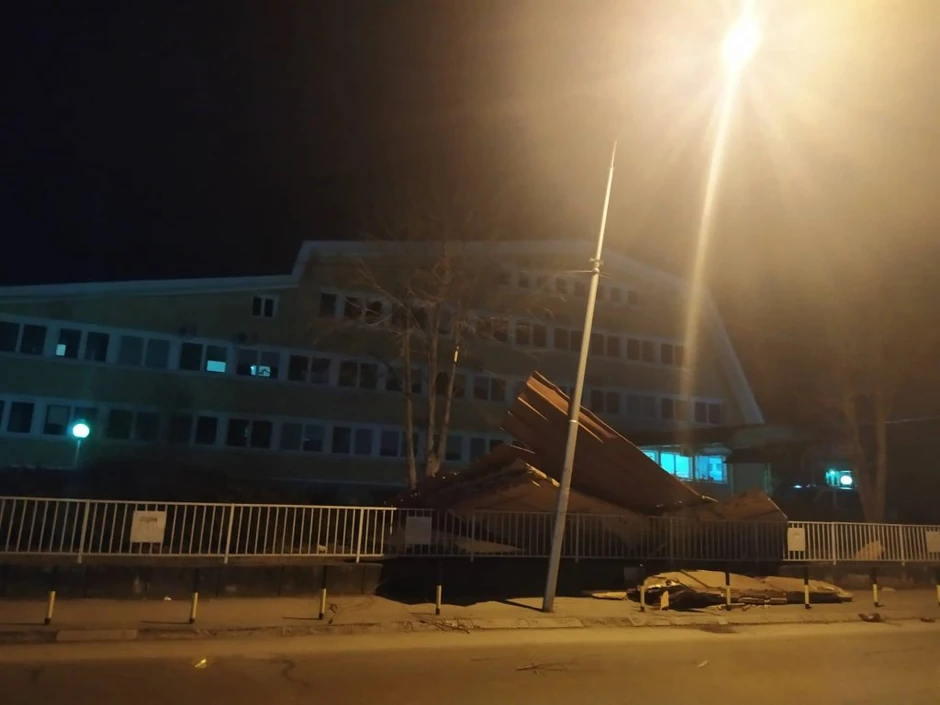 Vetar oduvao deo krova na ulicu