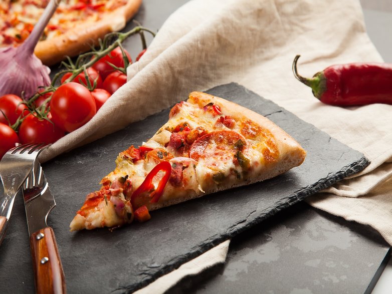 Pizza pieczona na kamieniu / shutterstock