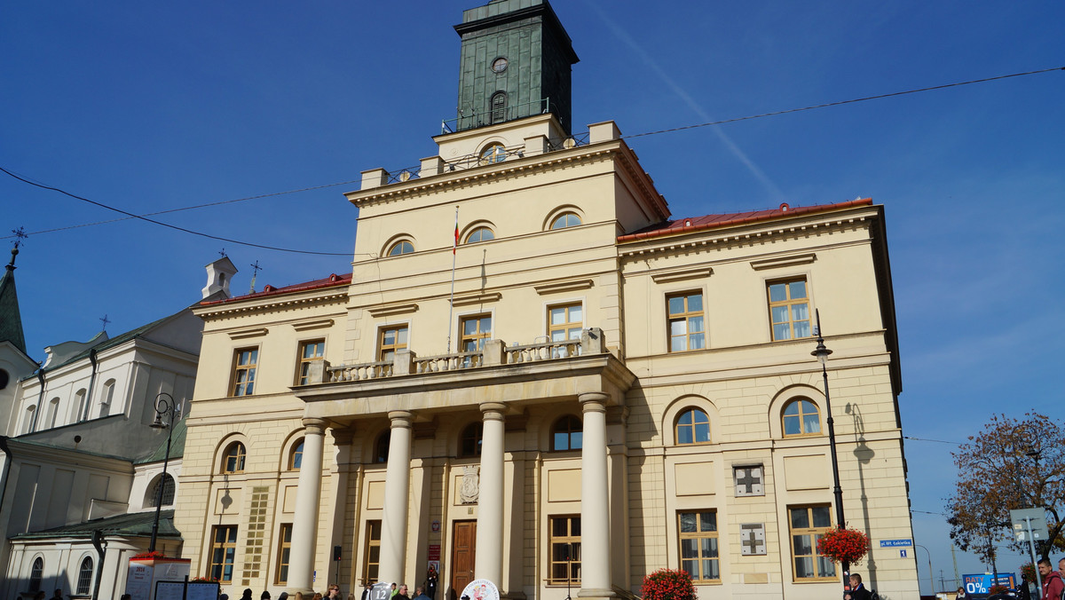 Urząd Miasta Lublin publikuje listę 107 urzędników, którzy otrzymali nagrody pieniężne w 2016 roku. Najwięcej, bo 27 tys. zł otrzymała miejska skarbniczka. Fundacja Wolności otrzymała jeszcze inne zestawienie, z którego wynika, że suma wszystkich nagród wypłaconych w poprzednim roku wyniosła ponad 1,2 mln zł.