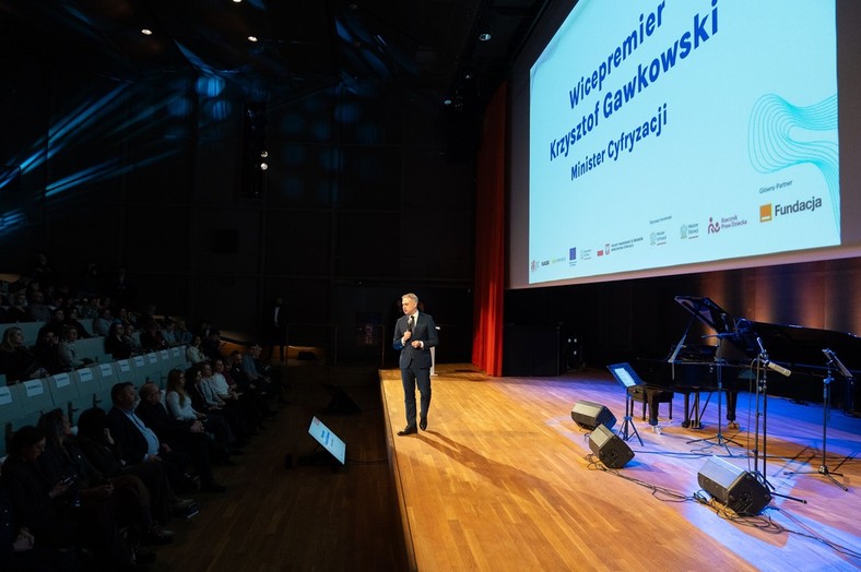 Dzień Bezpiecznego Internetu: jak skutecznie chronić dzieci i młodzież w sieci