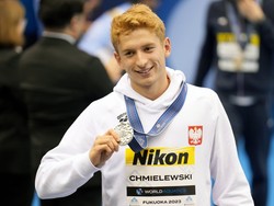 Chmielewski wykorzystał okazję i otrzymał medal od... Phelpsa