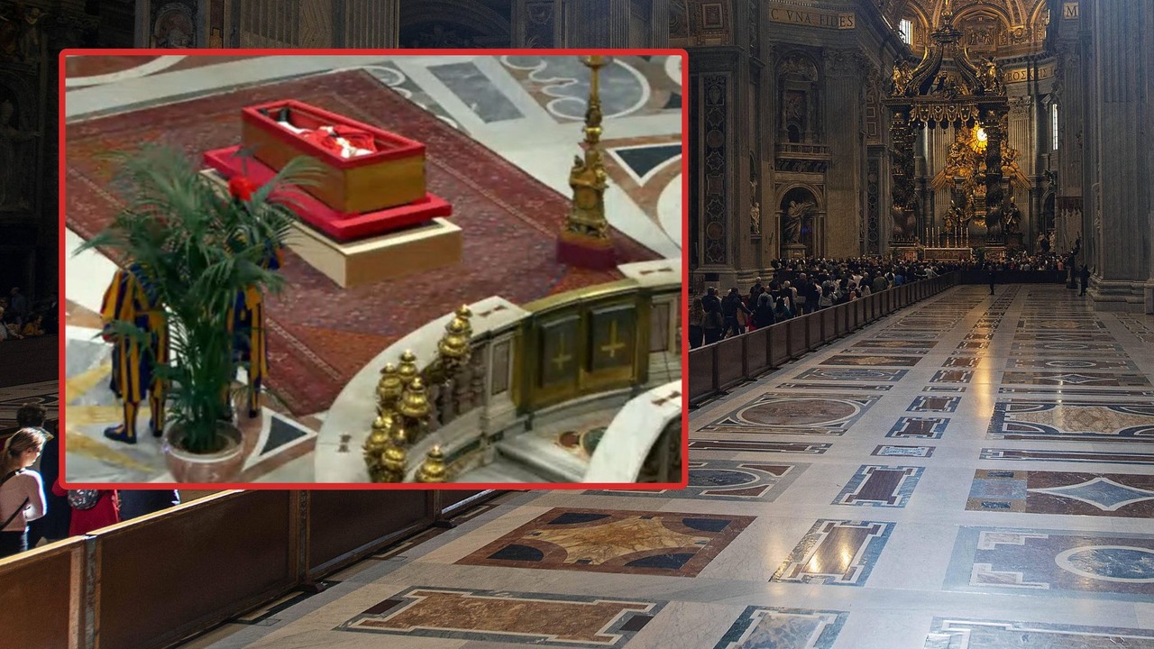 Odwrócone krzyże za trumną papieża Franciszka. To ważne nawiązanie