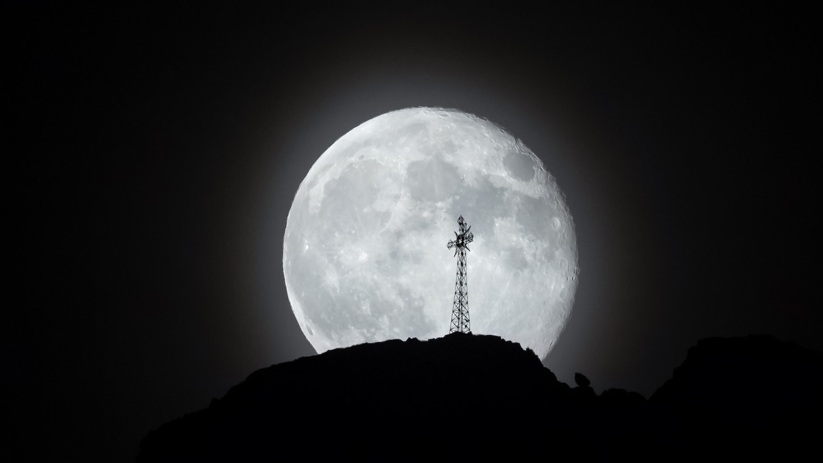 Tatry: niezwykłe zdjęcie Księżyca w tle Giewontu