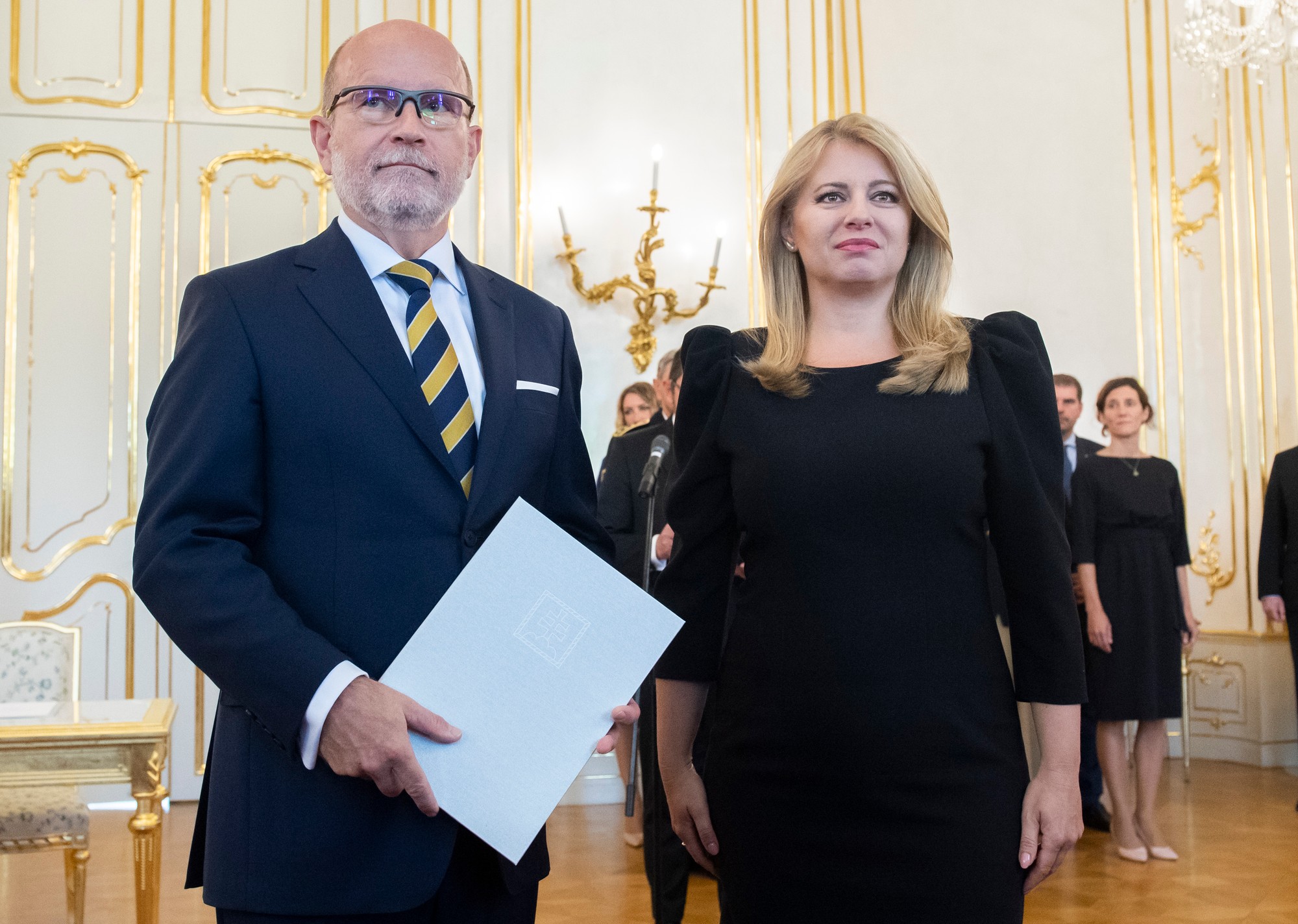 Prezidenta SR Zuzana Čaputová (vpravo) s novým ministrom zahraničných vecí Rastislavom Káčerom. 