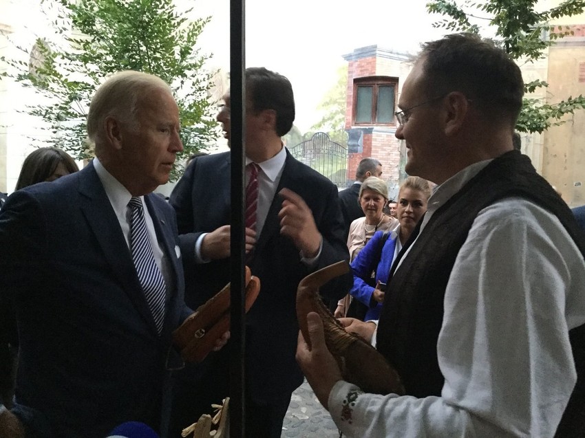 Bajden, Vučić i prodavac: Za opanke 70 evra