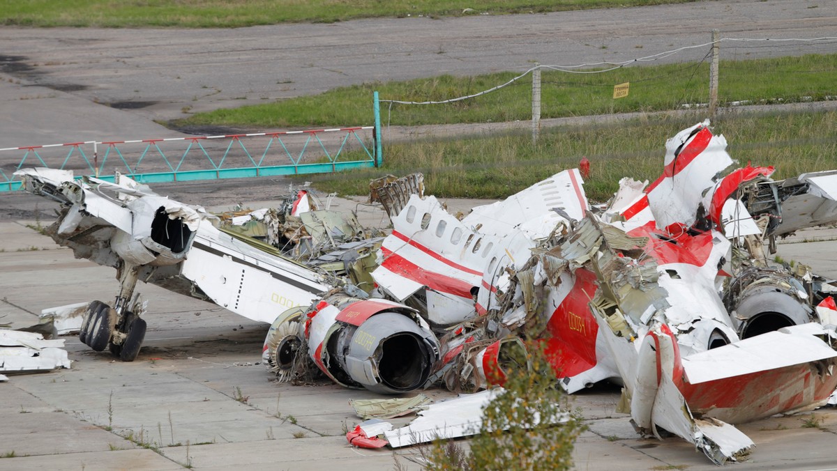 Szczątki polskiego samolotu Tu-154M na terenie wojskowego lotniska Siewiernyj w Smoleńsku