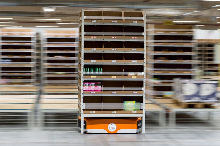 Roboty automatycznie podnoszą i dowożą do pracowników całe regały z produktami do wysyłki. Polska jest pierwszym po USA krajem, gdzie globalny koncern wprowadził ten nowatorski system. <br><br><br> fot. (mk/cat) PAP/Maciej Kulczyński