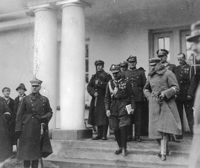 Piłsudski wychodzący ze swojego dworku w Sulejówku