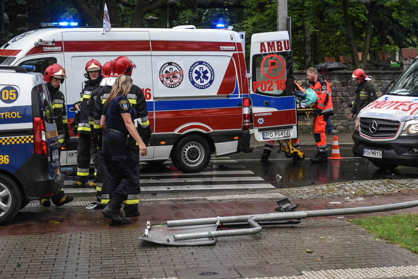 Strażnicy pędzili na sygnale przez miasto, spowodowali wypadek. Powód? Błahy