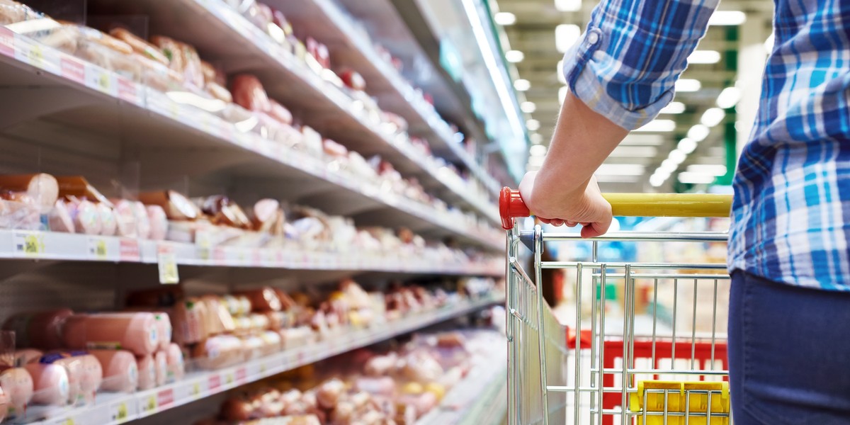 sklep supermarket zakupy koszyk kobieta żywność