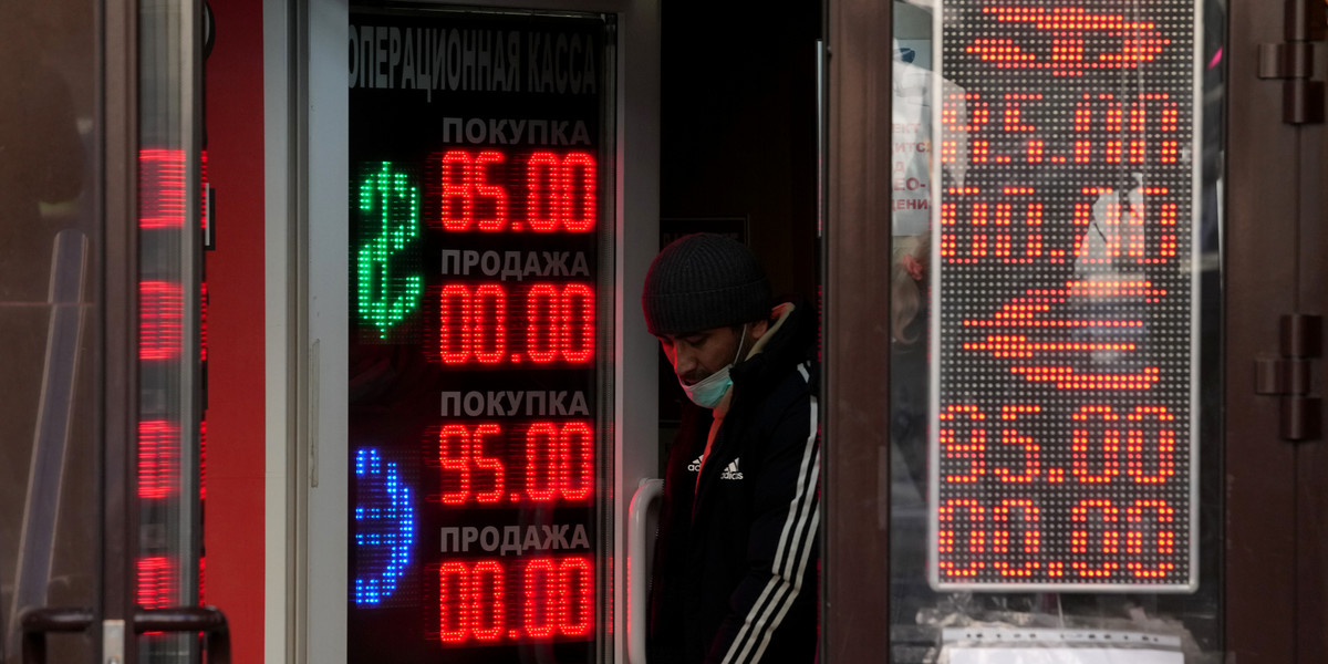 Bolesne sankcje Zachodu i słabnący rubel zwiększały ryzyko masowej wyprzedaży, a wręcz paniki na rosyjskiej giełdzie. Dlatego władze postanowiły ją zamknąć.