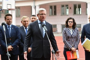 Warszawa, 21.05.2019. Prezydent Warszawy Rafał Trzaskowski (L), prezydent Poznania Jacek Jaśkowiak (C), prezydent Białegostoku Tadeusz Truskolaski (2L), prezydent Gdańska Aleksandra Dulkiewicz (2P) i prezydent Lublina Krzysztof Żuk (P) podczas konferencji prasowej Unii Metropolii Polskich, 21 bm. w Warszawie. Konferencja dotyczyła ubiegania się o zwrot kosztów poniesionych przez samorządy w związku z deformą oświaty. 