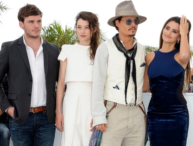 Od lewej: Brytyjski aktor Sam Claflin, francuska aktorka Astrid Berges-Frisbey, Johnny Deep i Penelope Cruz