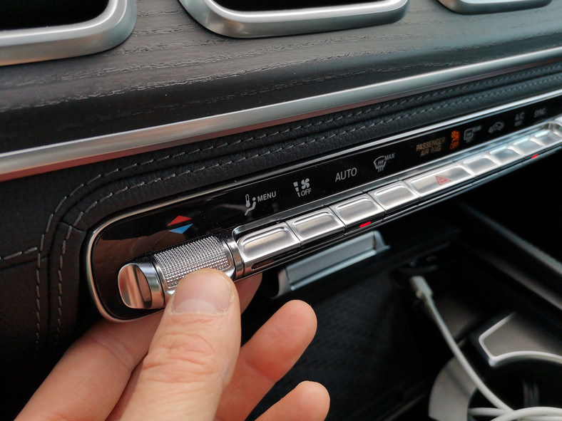 Mercedes GLE SUV 300d 4Matic: niektórymi podstawowymi funkcjami auta można sterować za pomocą mechanicznych przycisków 