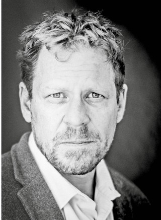 James Suzman, antropolog, obronił doktorat na Uniwersytecie  w Edynburgu. Jego pierwsza książka „Affluence without Abundance” (2017) opisywała zderzenie Buszmenów  z nowoczesnością
