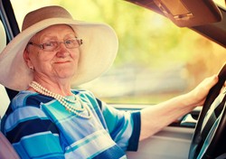 Seniorzy to zagrożenie na drodze. Jak zmniejszyć ich dostęp do czterech kółek?