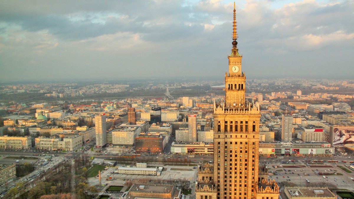 Zamówienia związane z organizacją szczytu NATO w Warszawie - na dostawy, usługi i roboty budowalne - mają być wyłączone spod przepisów Prawa zamówień publicznych przy zachowaniu podstawowych standardów - przewiduje projekt specustawy, przyjęty dzisiaj przez rząd.