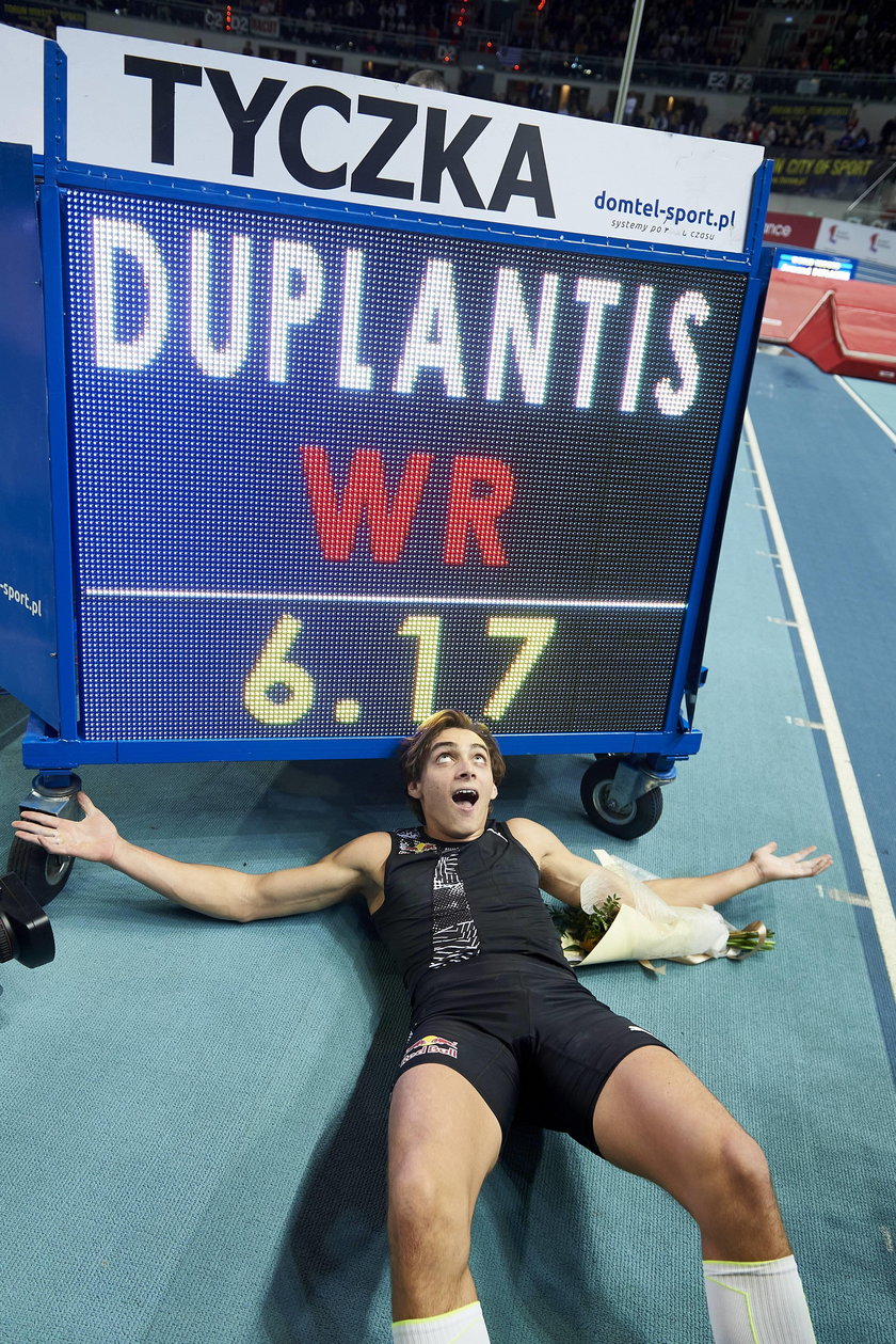 Rok temu w Toruniu Armand Duplantis (22 l.) wprawił wszystkich w osłupienie bijąc rekord świata wynikiem 6,17 m